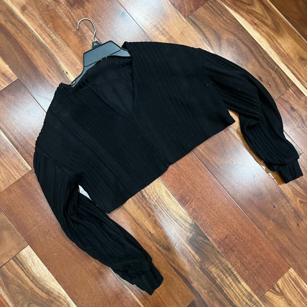 BLACK CROPPED SWEATER WEATHER TOP🖤